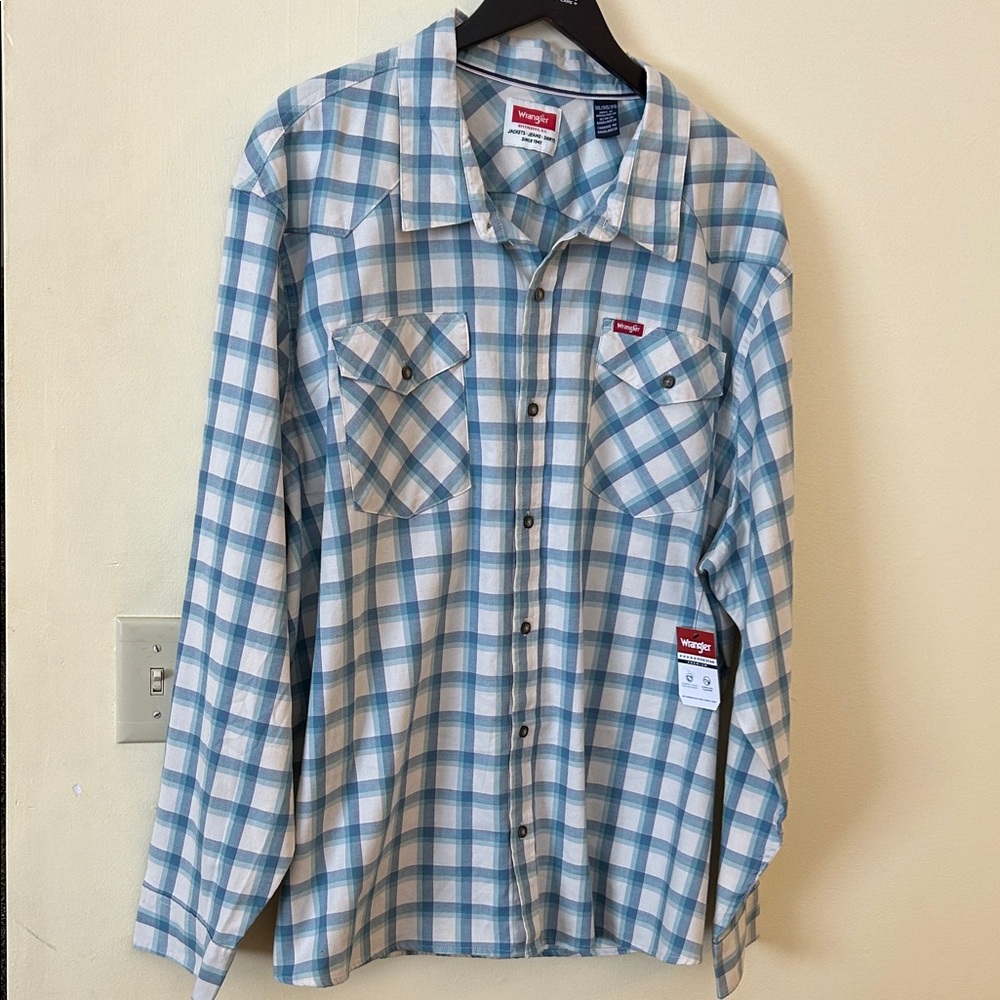 Wrangler Men's Slim Fit Long Sleeve Woven Twill Shirt with Sunglasses Cleaner